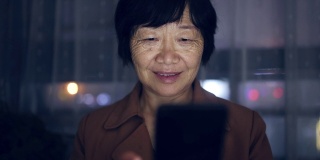 亚洲高级女性坐着看手机