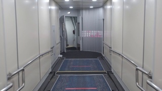 杰特威在地毯上朝飞机走去，看到了飞机门。对飞机的空中走廊。视频素材模板下载