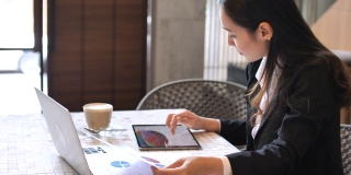 商业女性工作的数字平板电脑和笔记本电脑的商业项目
