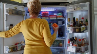 在冰箱里找零食的女人视频素材模板下载