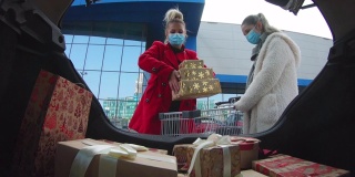 2019冠状病毒病大流行期间，家庭购买圣诞礼物。他们戴着防护口罩，以防止冠状病毒感染。