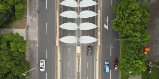 无人机鸟瞰白天在城市公路隧道入口