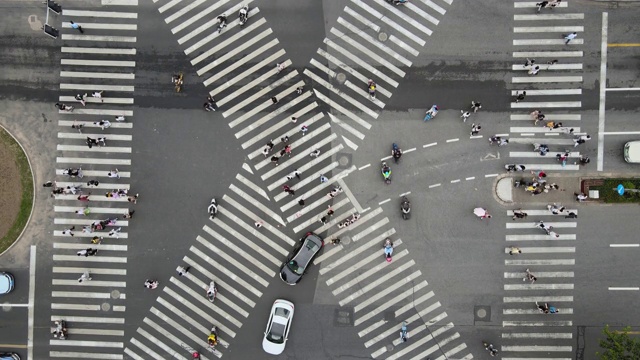 无人机鸟瞰图的十字路口与人和交通车辆在市中心