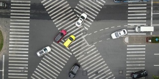 无人机鸟瞰图的十字路口与人和交通车辆在市中心