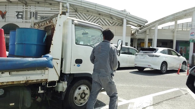 游客的车正停在石川町高速公路车辆停靠处购买食物和购物。