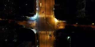 无人机拍摄的夜间十字路口行人和交通状况