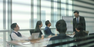 亚洲业务团队在会议室开会