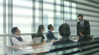 亚洲业务团队在会议室开会视频素材模板下载