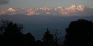暮光下的喜玛拉雅山翠舒尔峰
