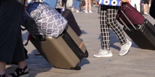 游客们在圣马可广场上拿着大袋子进入城市