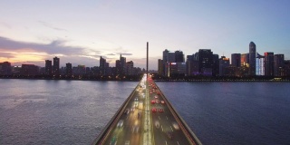 大桥连接城市与日落