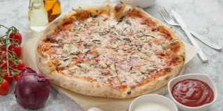桌上放着切好的热披萨。蘑菇和奶酪的披萨
