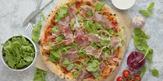 意大利熏火腿和芝麻菜披萨。配上新鲜的食材