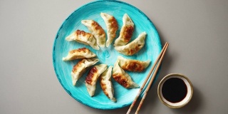传统的亚洲饺子，绿松石陶瓷盘子
