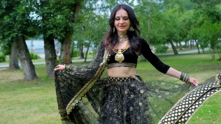 一个女性模特的肖像在民族印度服装与珠宝和传统的化妆。穿着印度服装跳肚皮舞的女人。年轻漂亮的女人穿着民族服装跳部落舞视频素材模板下载