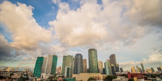 马卡蒂是菲律宾大马尼拉地区的一个城市，也是这个国家的金融中心。它以摩天大楼而闻名。晚上的时间