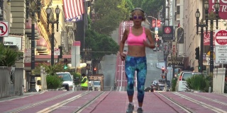 健康女运动员跑空城市街道