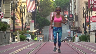 健康女运动员跑空城市街道视频素材模板下载