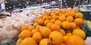 在超市买橘子和水果