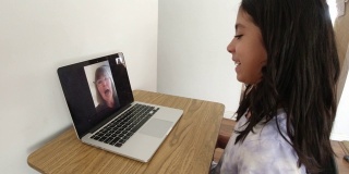 初中女孩与她的老师视频聊天