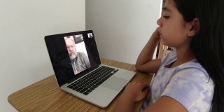 初中女孩与她的老师视频聊天