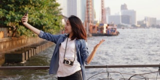 美丽的亚洲女人自拍视频聊天与她的朋友分享享受假期夏天在泰国曼谷旅游。