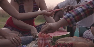 在野餐时切西瓜吃