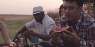 一群朋友在野餐时享用西瓜