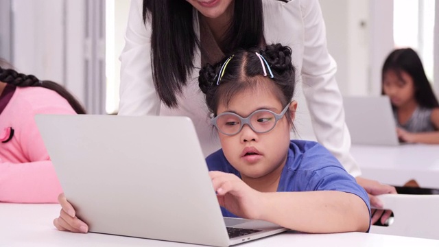 站在教室里近距离使用电脑的女教师患有唐氏综合症。