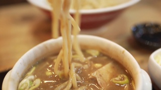SLO MO CU Eating Tsukemen，日本拉面食品视频素材模板下载