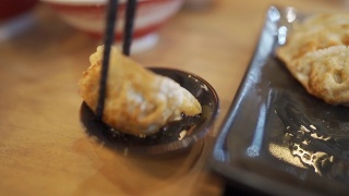 慢镜头亚洲人吃日式煎饺视频素材模板下载
