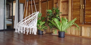 现代小木屋内的波西米亚吊椅