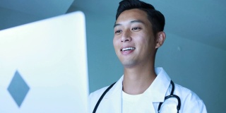 年轻的亚洲医生通过网络与病人交谈