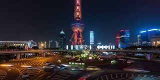 4K时间推移:中国上海陆家嘴明珠环岛人行天桥上的交通灯轨迹。