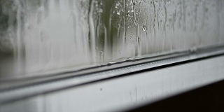 雨淋在窗户上。