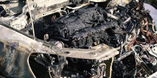 的车。火灾后烧毁的汽车。
