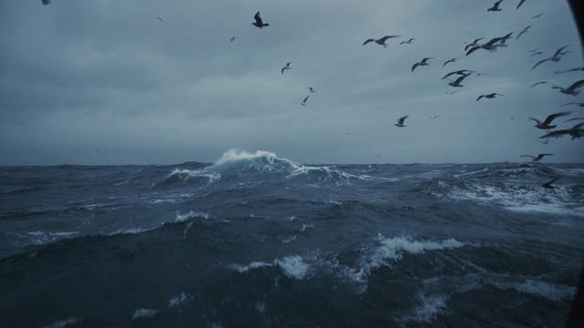 在波涛汹涌的海面上，从一艘船的舷窗里