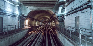 通过隧道/阿联酋迪拜的地铁列车