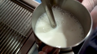 用蒸汽棒在浓缩咖啡机上蒸牛奶视频素材模板下载
