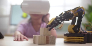 女孩控制与机械机器人手臂使用VR眼镜