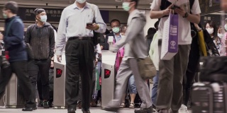 新冠肺炎疫情爆发期间，车站内佩戴口罩的人群