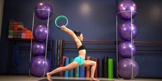 亚洲年轻的运动服装女人在健身房锻炼。女孩锻炼通过平板瑜伽姿势锻炼。