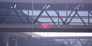 行人过桥的剪影。