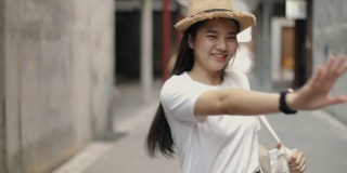 有吸引力的美丽的亚洲女孩享受有趣的假期周末旅游在老城。