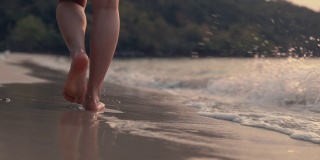腿近女漫步海边玩暑假假期。