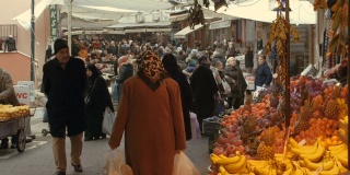 土耳其菜市场上的人们