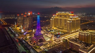 日落之夜，照亮著名的澳门湾酒店屋顶全景，4k时间跨度的中国视频素材模板下载