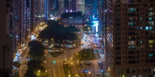 夜晚照亮澳门城市交通街道屋顶观看4k时间推移中国