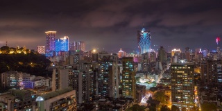 夜色照亮了著名的澳门城市天台湾全景，4k时间推移中国