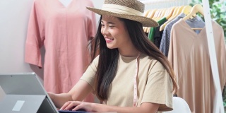 一名亚洲女性在网上销售复古服装，她在社交媒体上直播。